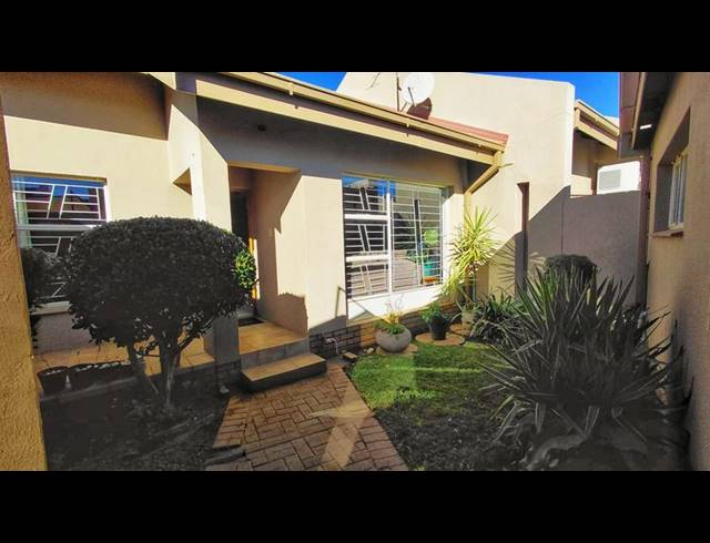 2 BEDROOM TOWNHOUSE FOR SALE IN LANGENHOVENPARK